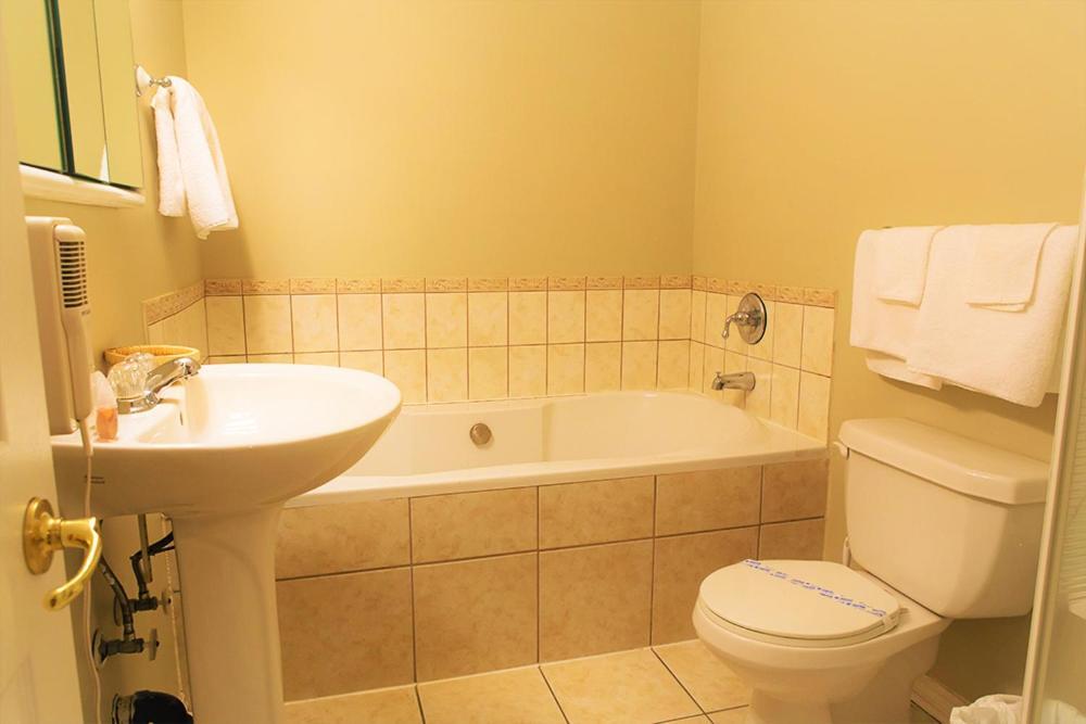 Chalet Beaconsfield Motel Екстериор снимка